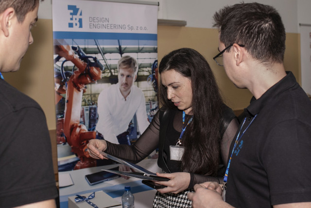 Przedstawiciele firmy EBZ Design Engineering rozmawiają ze studentami
