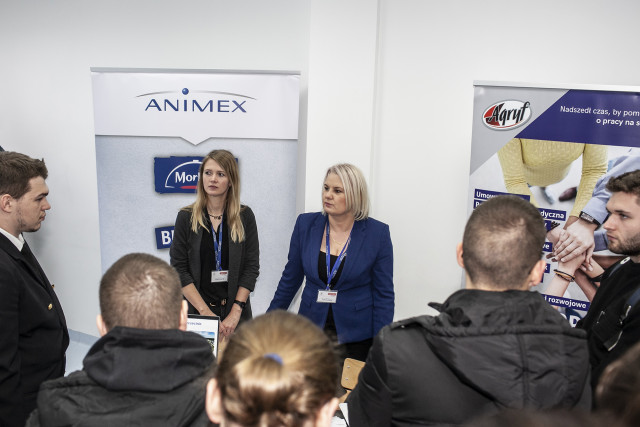 Przedstawicielki firmy Animex rozmawiają ze studentami