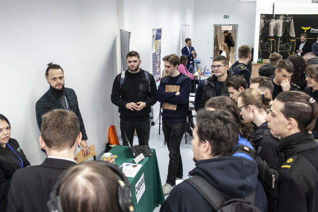 Przedstawiciele firmy DBW rozmawiają ze studentami
