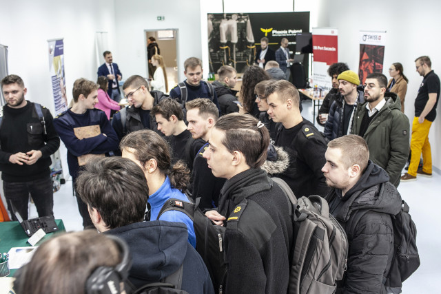 Studenci przy stanowiskach pracodawców na Targach Pracy Biura Karier PM