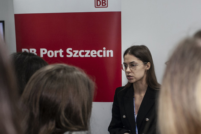 Przedstawicielka firmy DB Port Szczecin rozmawia ze studentami