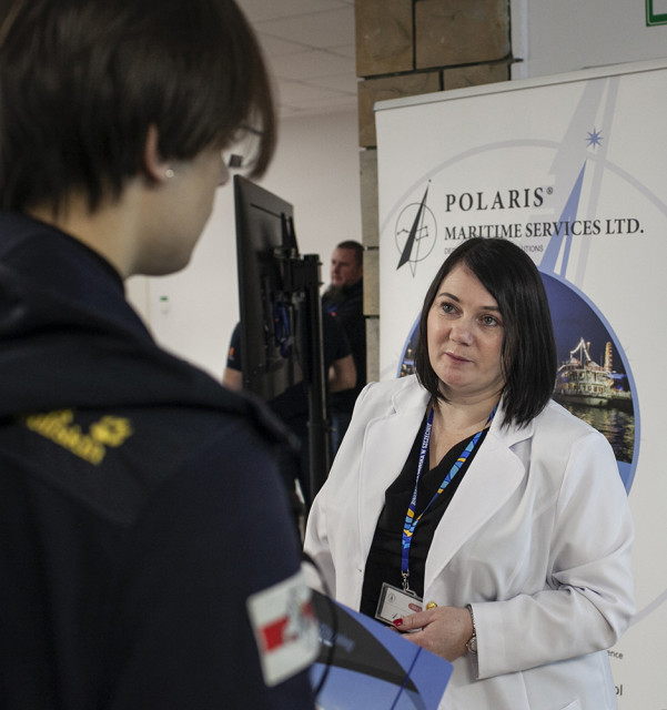 Przedstawicielka firmy Polaris rozmawia ze studentami