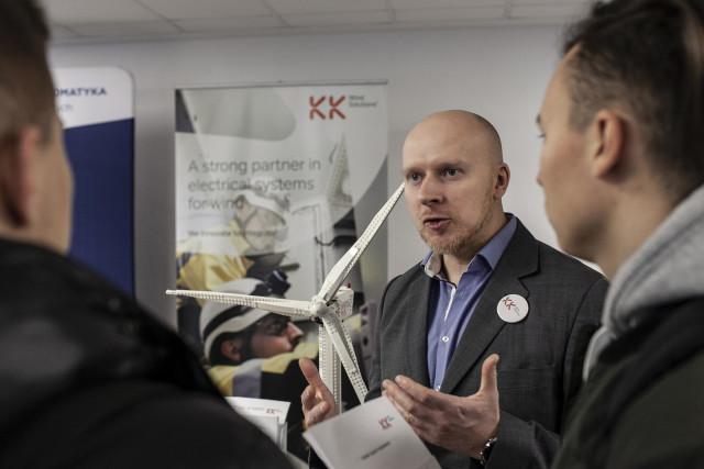 Przedstawiciel firmy KK Wind Solutions rozmawia ze studentami
