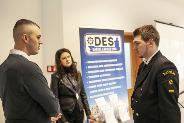 Przedstawiciele firmy PDES Marine Engineering rozmawiają ze studentami