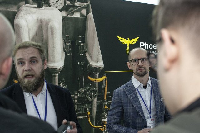 Przedstawiciele firmy Phoenix rozmawiają ze studentami