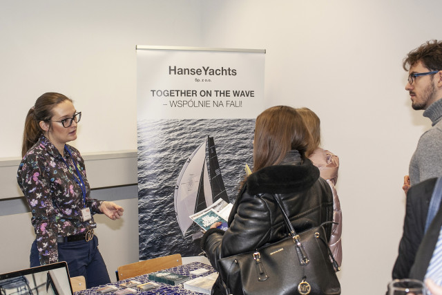  Przedstawicielka firmy Hanse Yachts rozmawia ze studentami