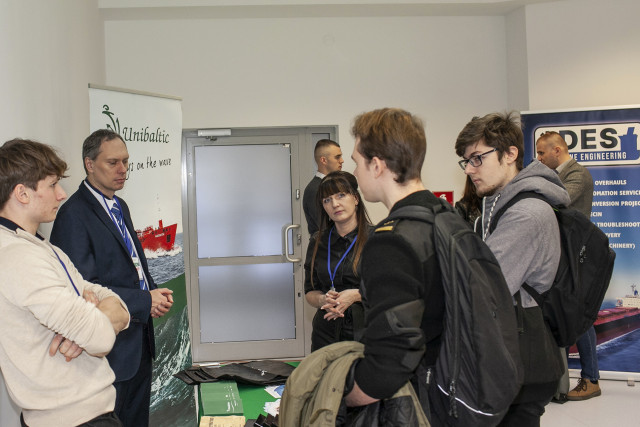 Przedstawiciele firmy Unibaltic rozmawiają ze studentami