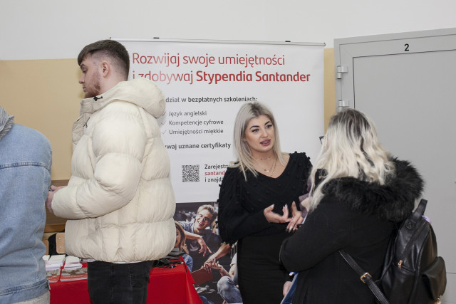 Przedstawicielka firmy Santander rozmawia ze studentami