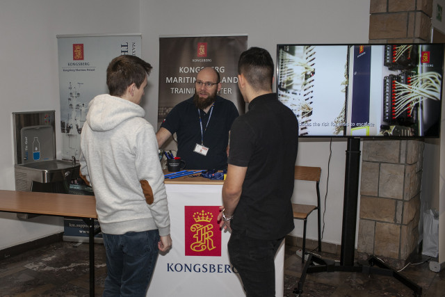 Przedstawiciel firmy Kongsberg rozmawia ze studentami