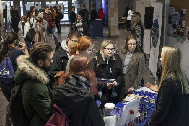 Studenci przy stanowiskach pracodawców na Targach Pracy Biura Karier PM