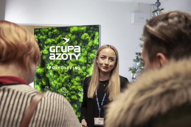 Przedstawicielka firmy Polyolefins Grupy Azoty rozmawiają ze studentami