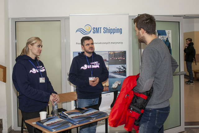 Przedstawiciele firmy SMT Shipping rozmawiają ze studentami