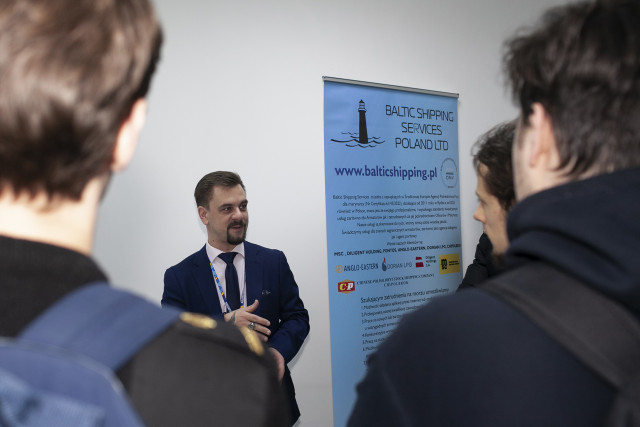 Przedstawiciel firmy Baltic Shipping Services rozmawia ze studentami