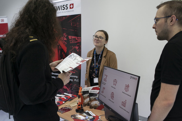Przedstawiciele firmy QT Swiss rozmawiają ze studentami