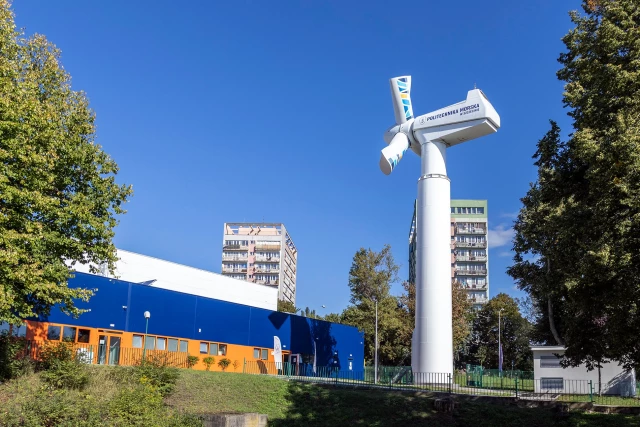 Turbina wiatrowa na terenie kampusu Willowa