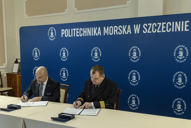 Prezes Slipform Daniel Kisała i Rektor PM Wojciech Ślączka podpisują umowę o współpracy