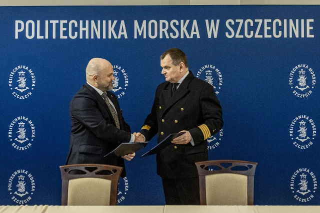 Prezes Slipform Daniel Kisała i Rektor PM Wojciech Ślączka po podpisaniu umowy