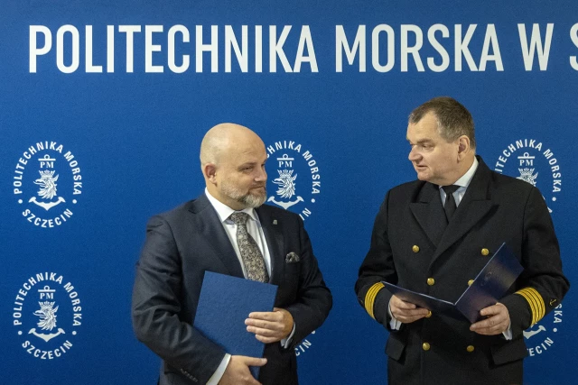 Prezes Slipform Daniel Kisała i Rektor PM Wojciech Ślączka po podpisaniu umowy