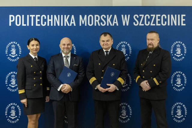 Uczestnicy spotkania: Prodziekan WMiE ds. kształcenia Ewelina Kostecka, Prezes Slipform Daniel Kisała, Rektor PM Wojciech Ślączka, Kierownik Katedry Robotyki i Sterowania Mirosław Pajor - zdjęcie grupowe