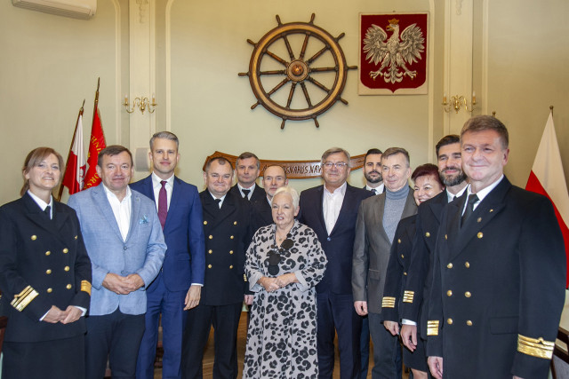 Władze Politechniki Morskiej w Szczecinie wraz z przedstawicielami Zachodniopomorskiego Zespołu Parlamentarnego w Sali Senatu