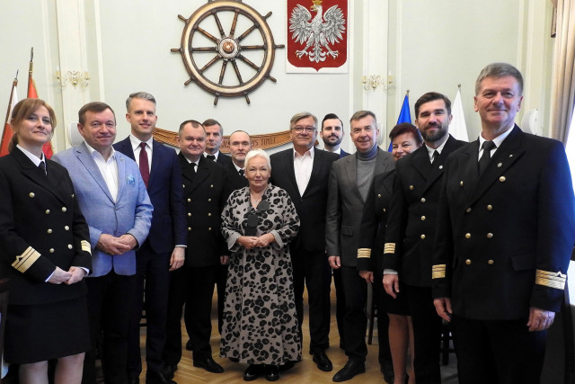 Władze Politechniki Morskiej w Szczecinie wraz z przedstawicielami Zachodniopomorskiego Zespołu Parlamentarnego w Sali Senatu