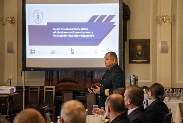 Rektor PM Wojciech Ślączka przemawia do przedstawicieli Zachodniopomorskiego Zespołu Parlamentarnego w Sali Senatu