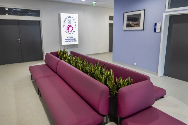 Wnętrze budynku, sofy przy recepcji