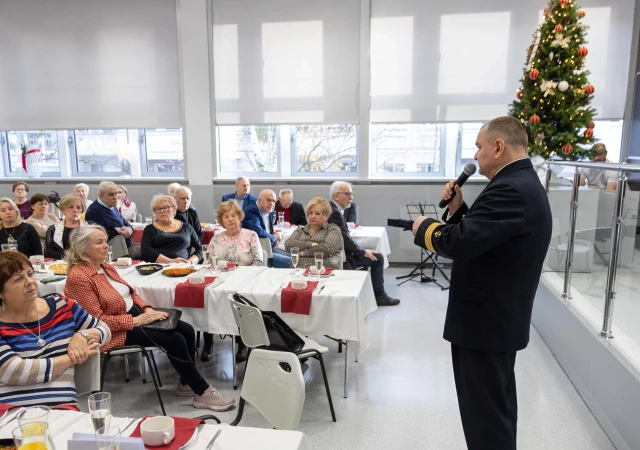 JM Rektor PM Wojciech Ślączka podczas przemówienia do zgromadzonych emerytowanych pracowników PM
