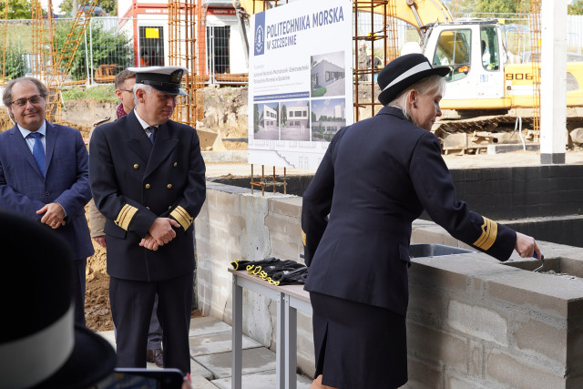 Dziekan Wydziału Mechanicznego Katarzyna Gawdzińska symbolicznie wmurowuje akt erekcyjny w ścianę nowopowstającego budynku PM, fot. T. Kwiatkowski