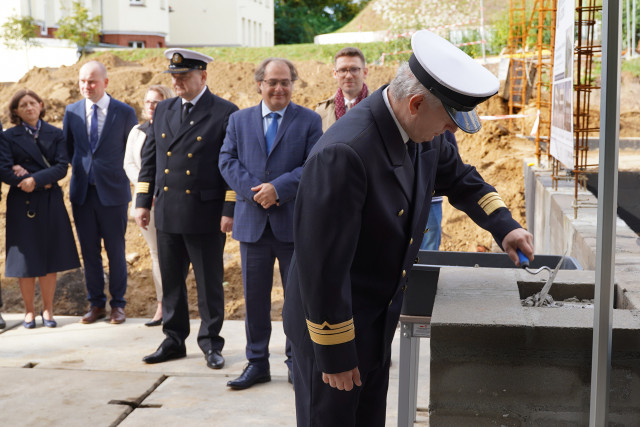 Dziekan Wydziału Mechatroniki i Elektrotechniki Maciej Kozak symbolicznie wmurowuje akt erekcyjny w ścianę nowopowstającego budynku PM, fot. T. Kwiatkowski