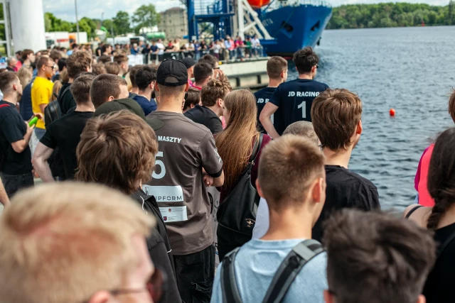 Publicznośc ogląda zawody z nabrzeża