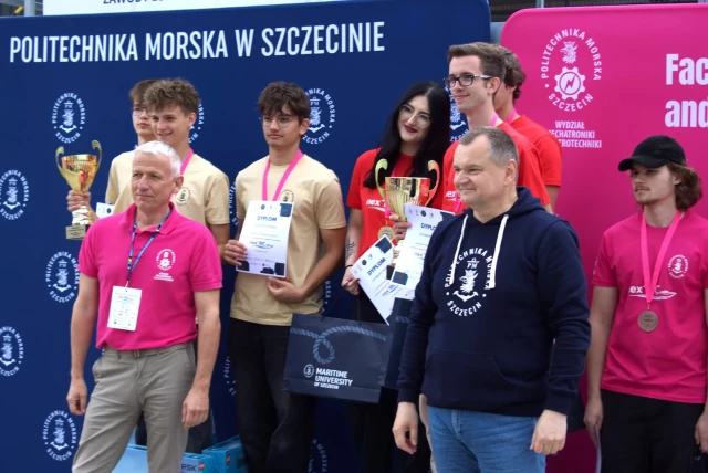 Rektor PM i Dzienan WMiE oraz zwycięzcy zawodów na podium