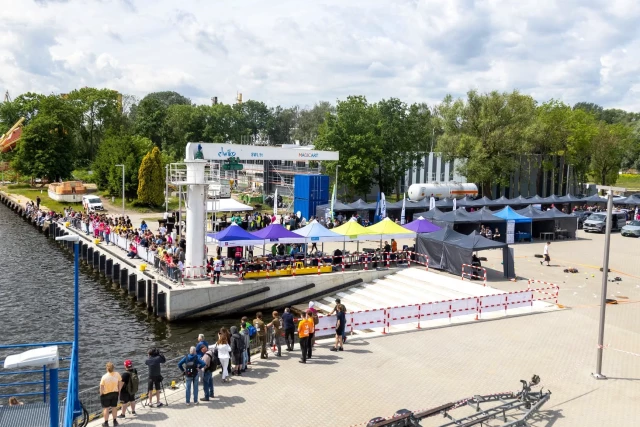 Nabrzeże z zawodnikami i publicznością podczas zawodów- widok ogólny