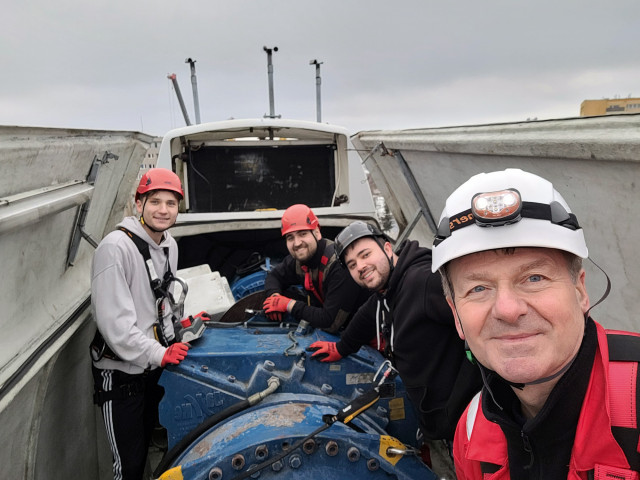 Studenci i wykładowca WM w gondoli szkoleniowej turbiny wiatrowej