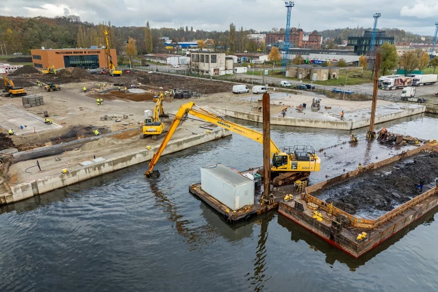 Prace pogłębiarskie przy nabrzeżu POSRM - widok z drona