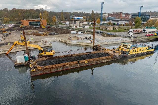 Prace pogłębiarskie przy nabrzeżu POSRM - widok z drona