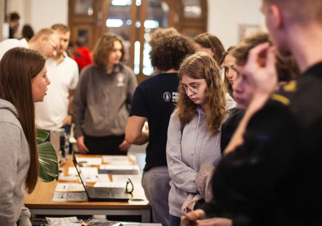 Grupa studentów w holu głównym Politechniki Morskiej podczas Festiwalu Kół Naukowych.