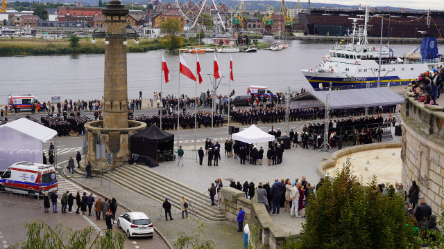 Participants in the inauguration of the academic year at the foot of the Chrobry Embankment in Szczecin - view from above from Haken Terrace