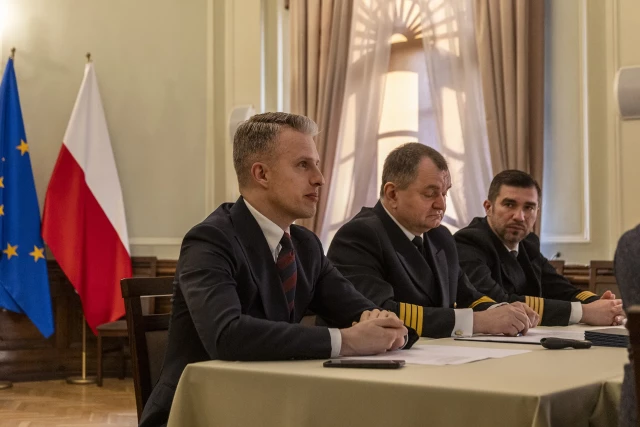 Wiceminister Arkadiusz Marchewka, Rektor PM Wojciech Ślączka i Prorektor PM ds. morskich Arkadiusz Tomczak podczas spotkania Rady Konsultacyjno-Naukowej