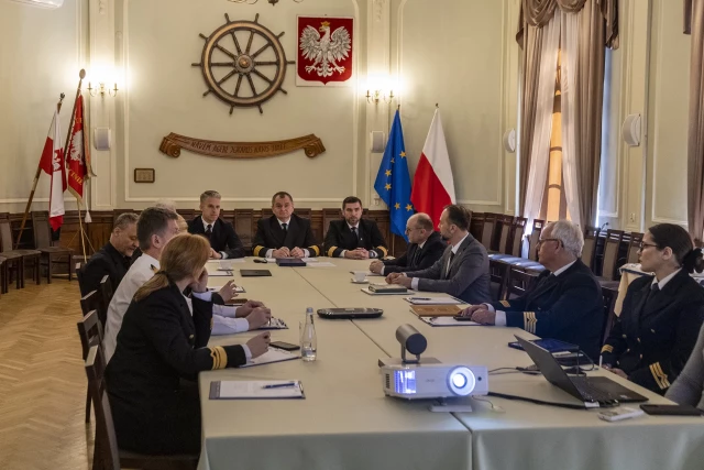 Uczestnicy spotkania Rady Konsultacyjno-Naukowej ds. budowy nowego statku Politechniki Morskiej  w Sali Senatu