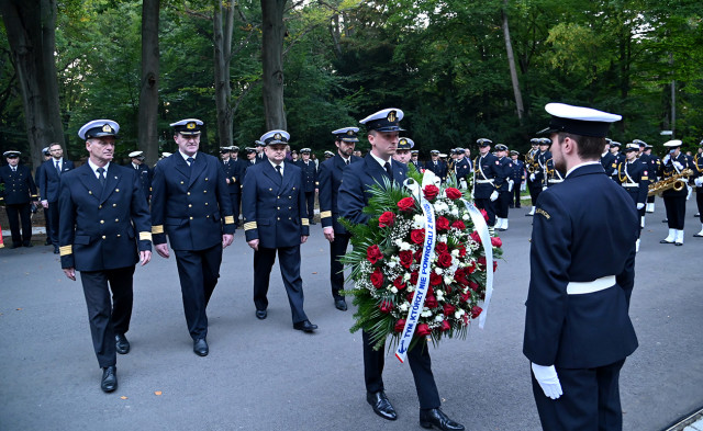 The authorities of the Maritime University of Szczecin laying the wreath at the "Those who did not return from the sea" commemoration ceremony at the Szczecin Central Cemetery.