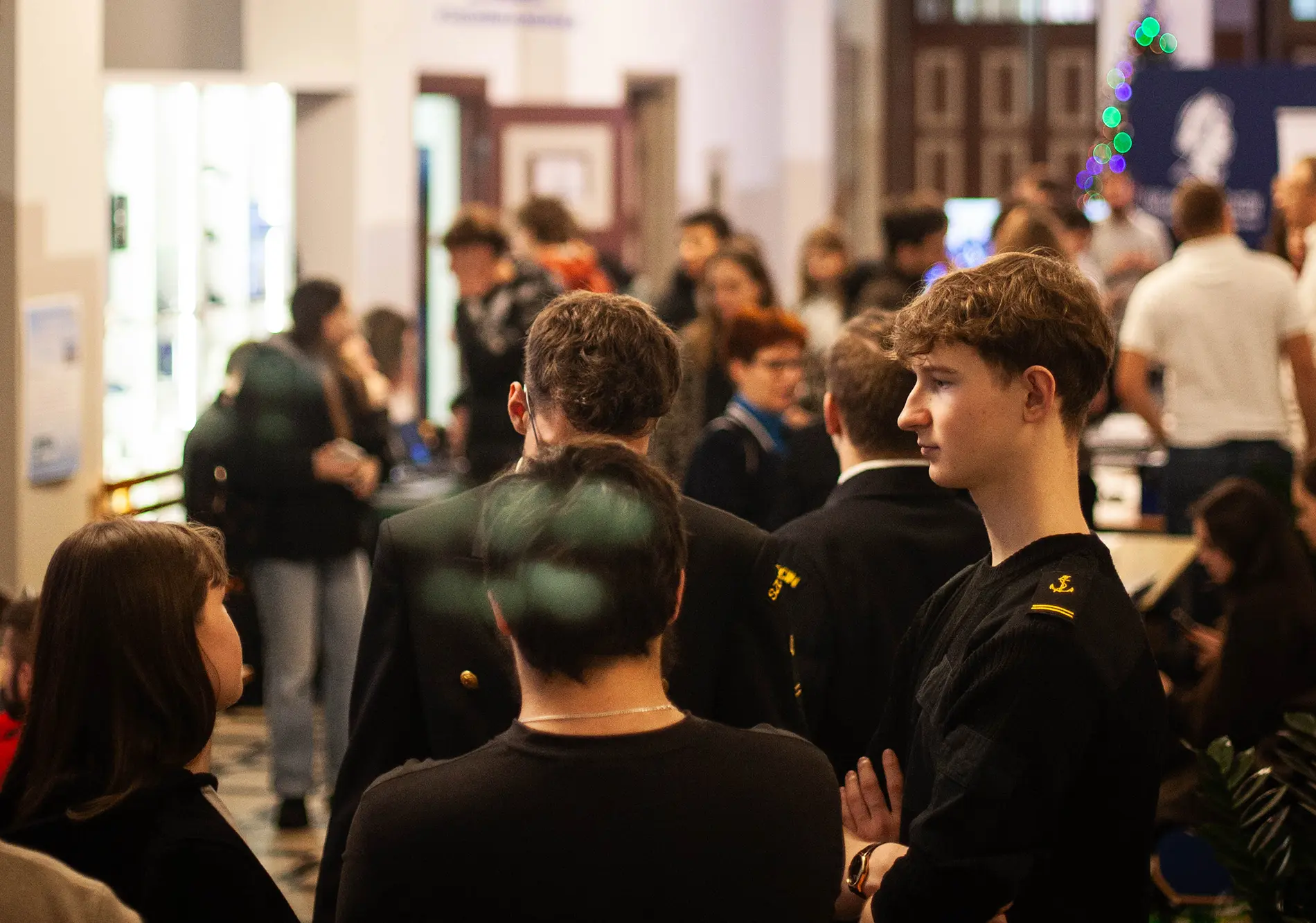 Grupa studentów w holu głównym Politechniki Morskiej podczas Festiwalu Kół Naukowych.