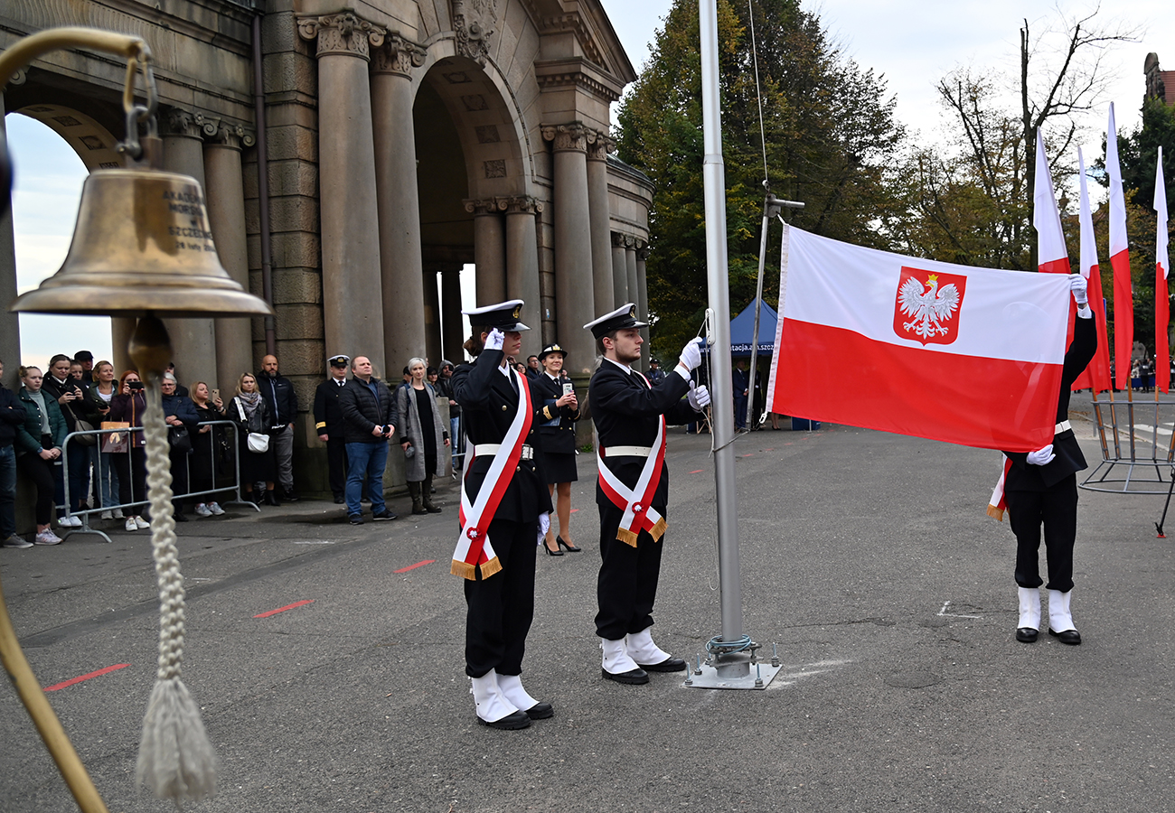 Raising the flag of the Republic of Poland during the opening new year of the new academic year at the Maritime University of Szczecin.