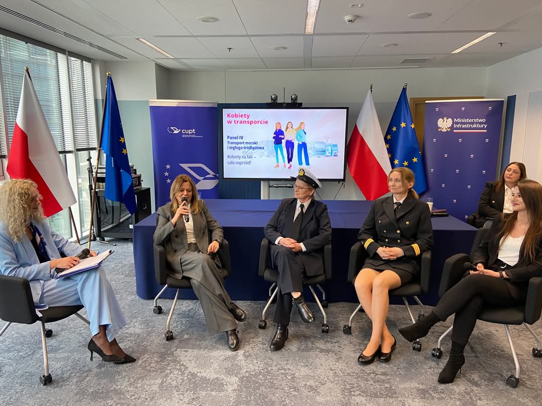 Uczestniczki konferencji biorą udział w panelu dyskusyjnym