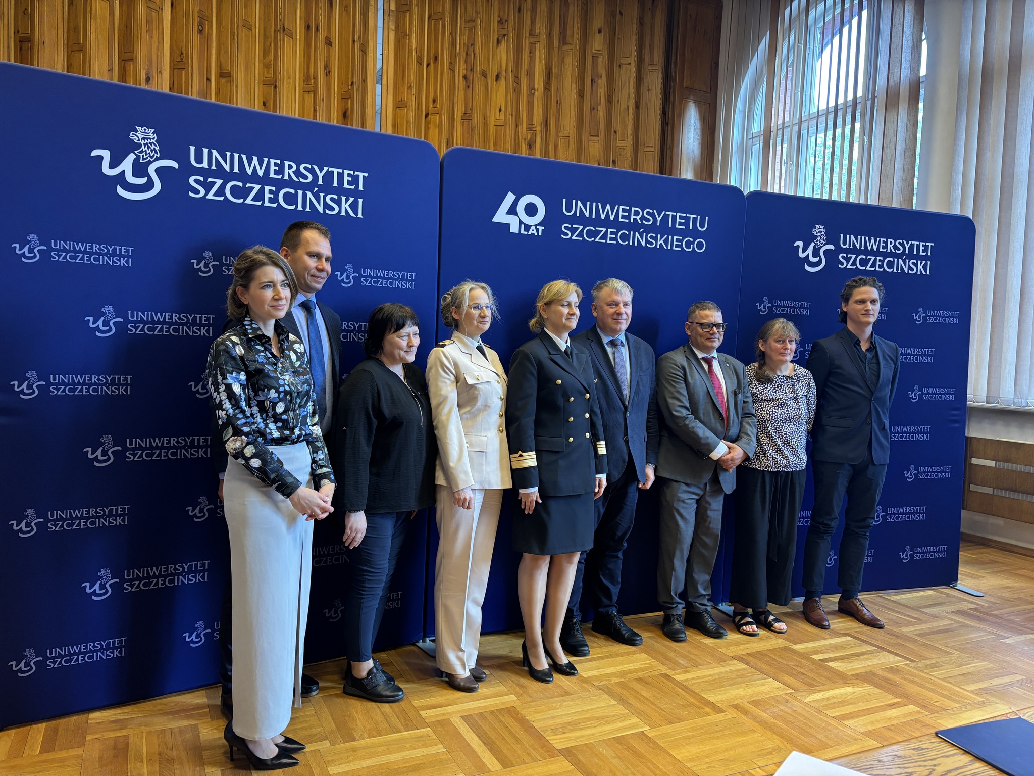 Przedstawiciele szczecińskich uczelni po podpisaniu porozumienia pozują do zdjęcia