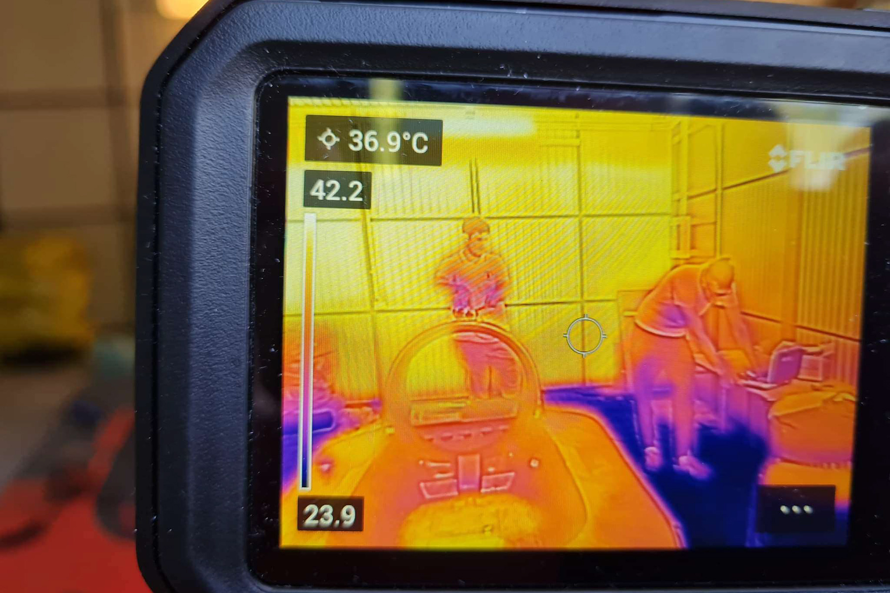 Ujęcie z kamery termowizyjnej podczas prac warsztatowych dokonywanych przez studentów KN Elektroautomatyki