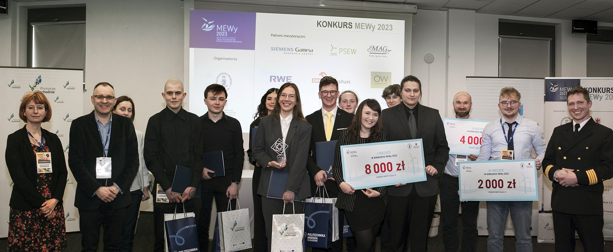 Zdjęcie grupowe laureatów konkursu MEWy 2023