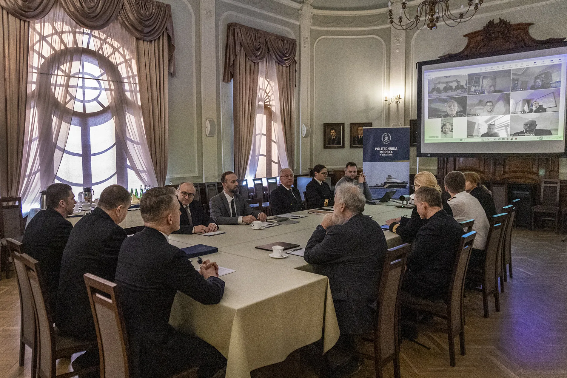 Uczestnicy spotkania Rady Konsultacyjno-Naukowej ds. budowy nowego statku Politechniki Morskiej w Sali Senatu