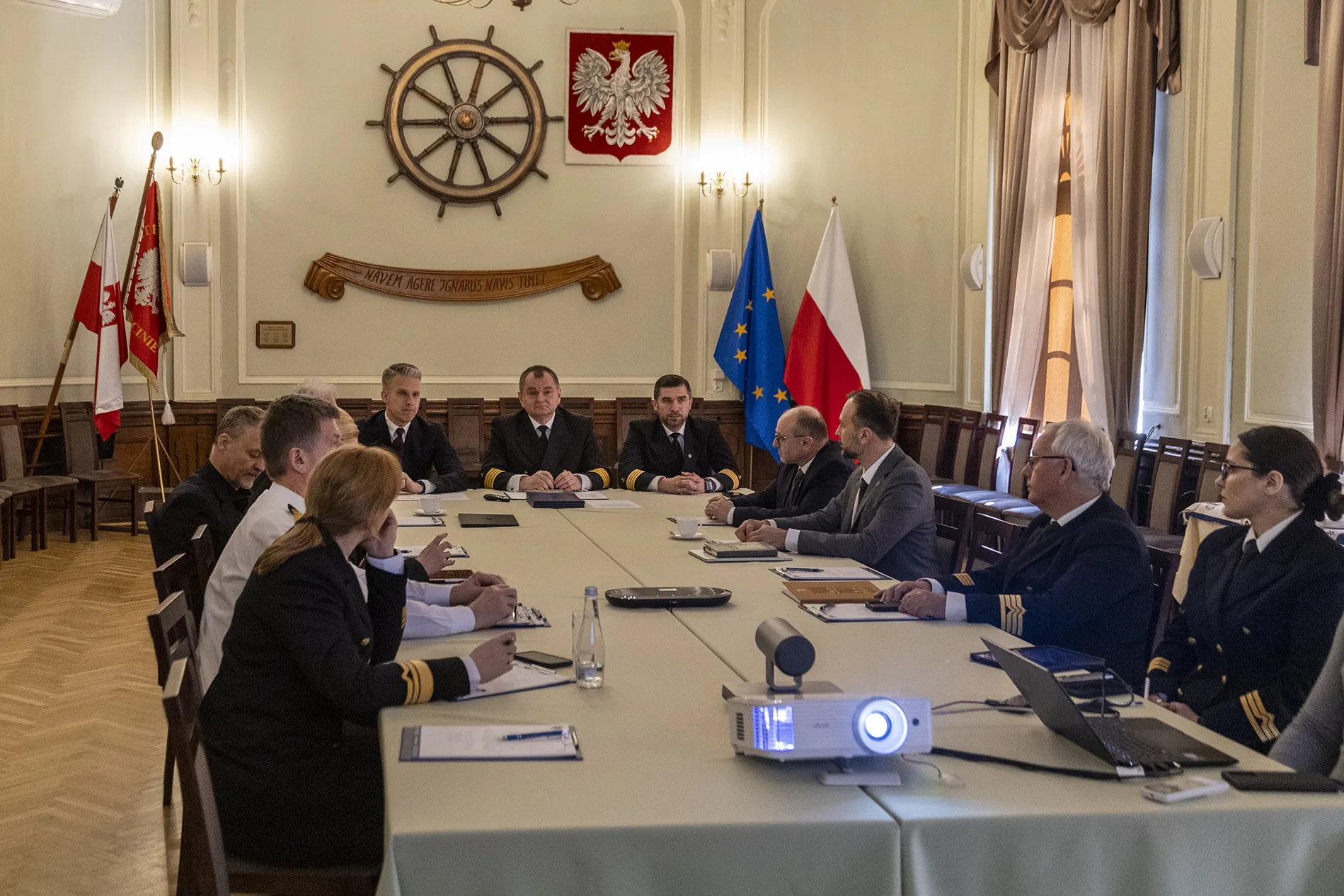 Uczestnicy spotkania Rady Konsultacyjno-Naukowej ds. budowy nowego statku Politechniki Morskiej  w Sali Senatu