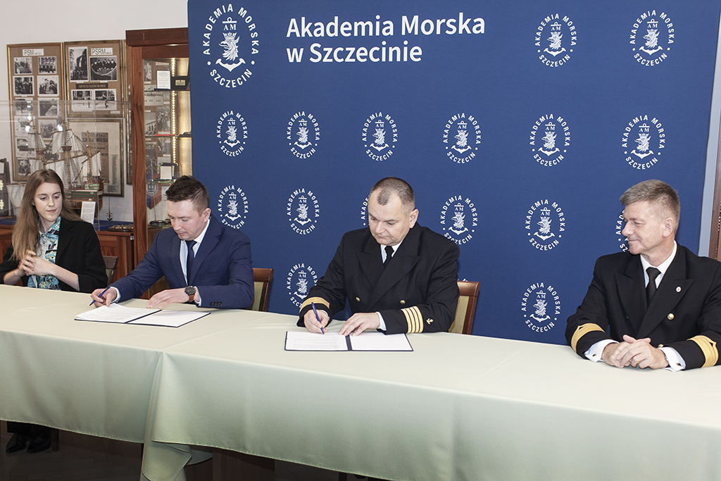 MUS Rector Wojciech Ślączka and Rafał Kramek, the President of the Board of Windhunter Academy sign an agreement 